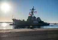 Navio de guerra da Marinha dos EUA intercepta mísseis perto do Iêmen, dizem autoridades