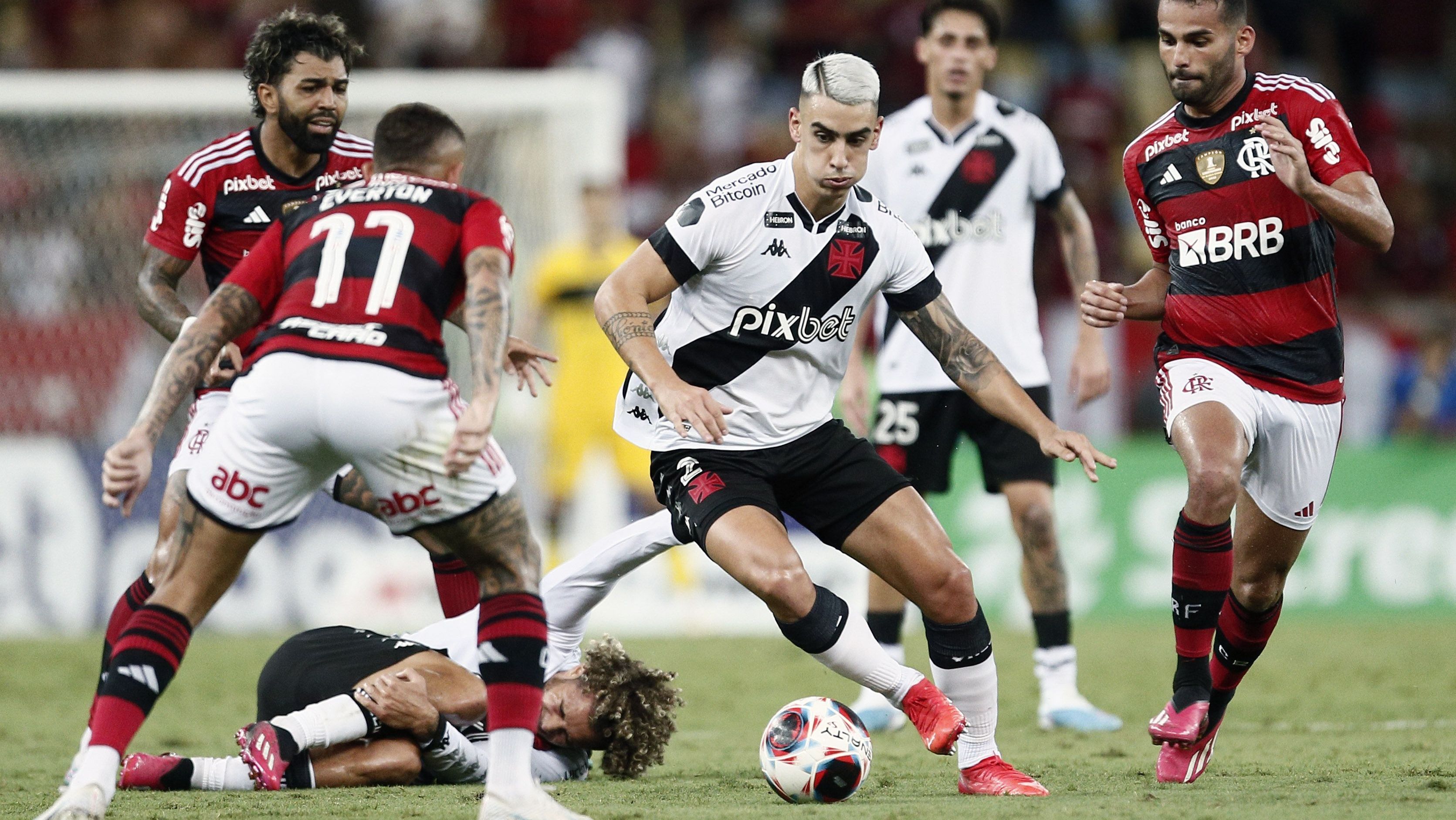 Flamengo e Vasco se enfrentam neste domingo, às 16h, no Maracanã