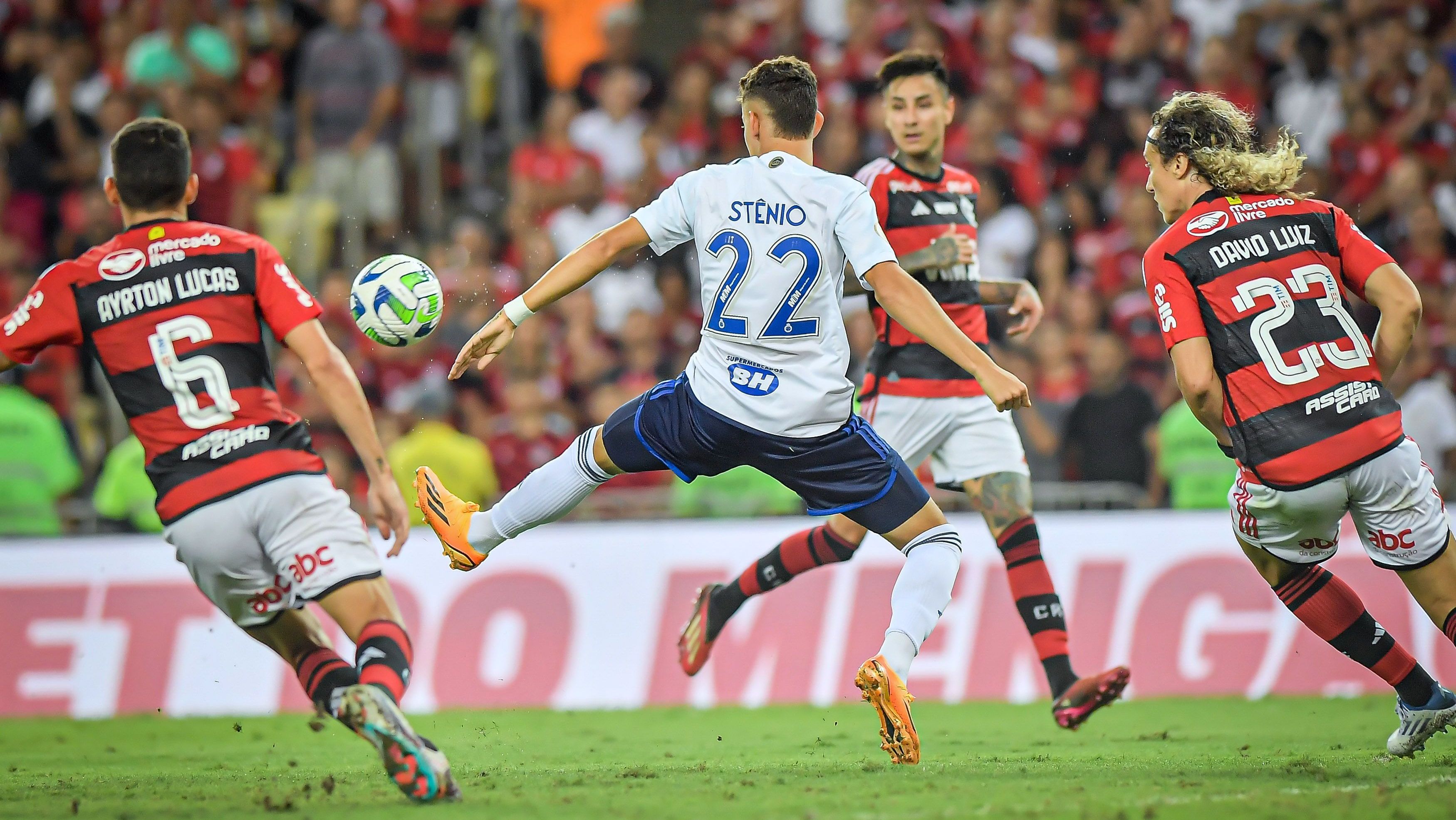 Flamengo e Cruzeiro em partida do primeiro turno do Brasileirão