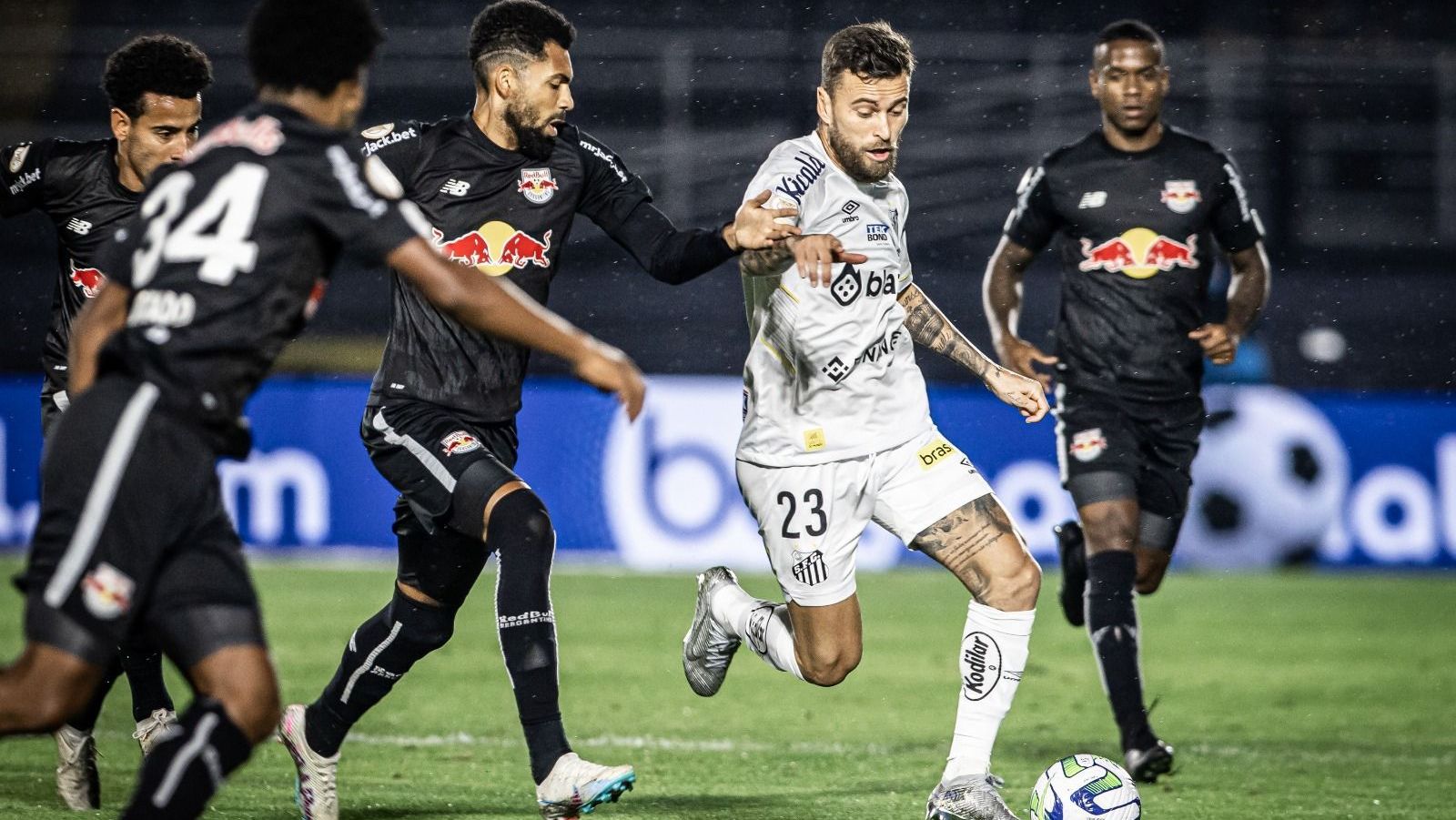 Red Bull Bragantino e Santos em partida do primeiro turno do Brasileirão