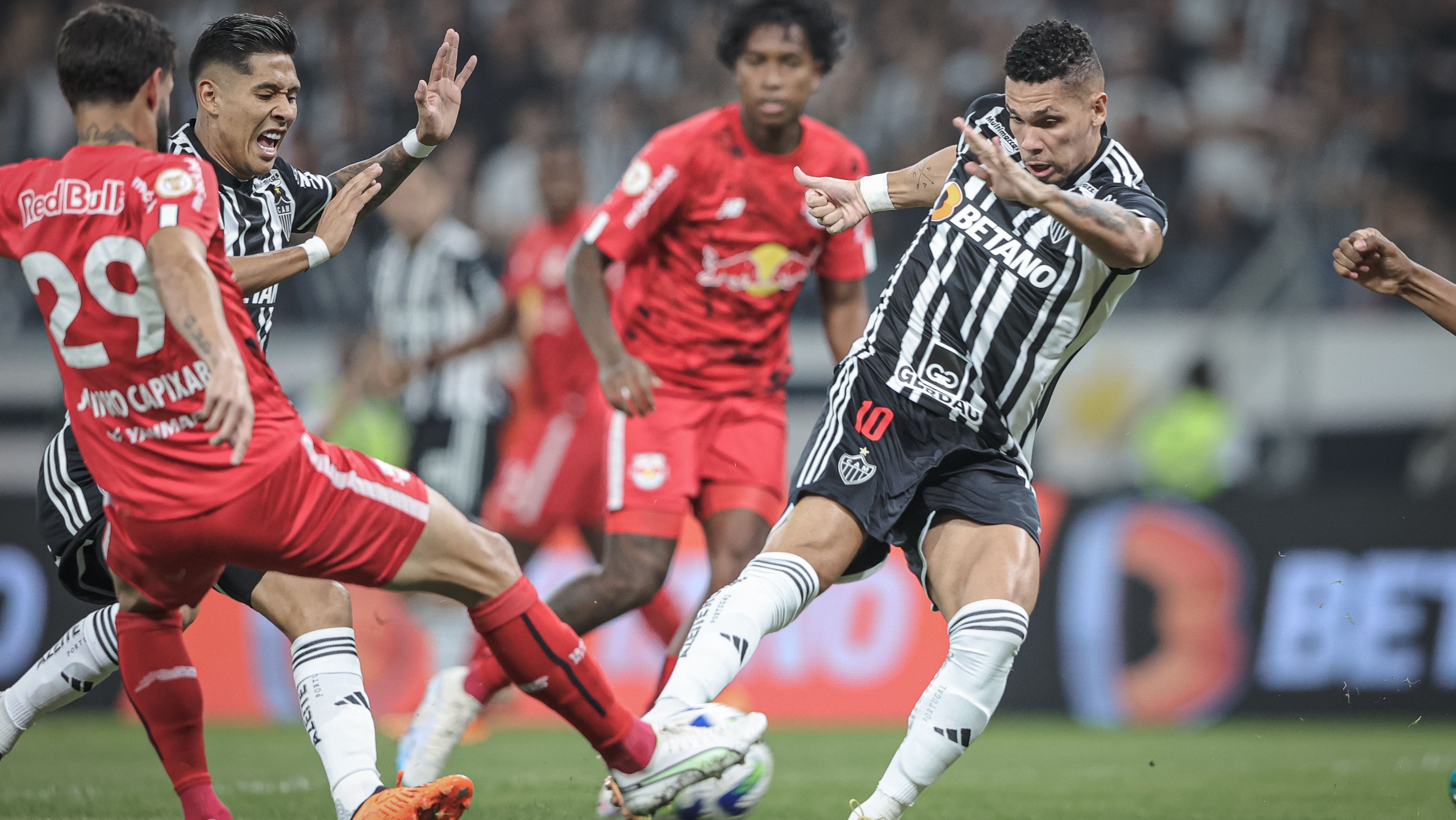 Atlético Mineiro e Red Bull Bragantino em campo pelo primeiro turno do Brasileirão