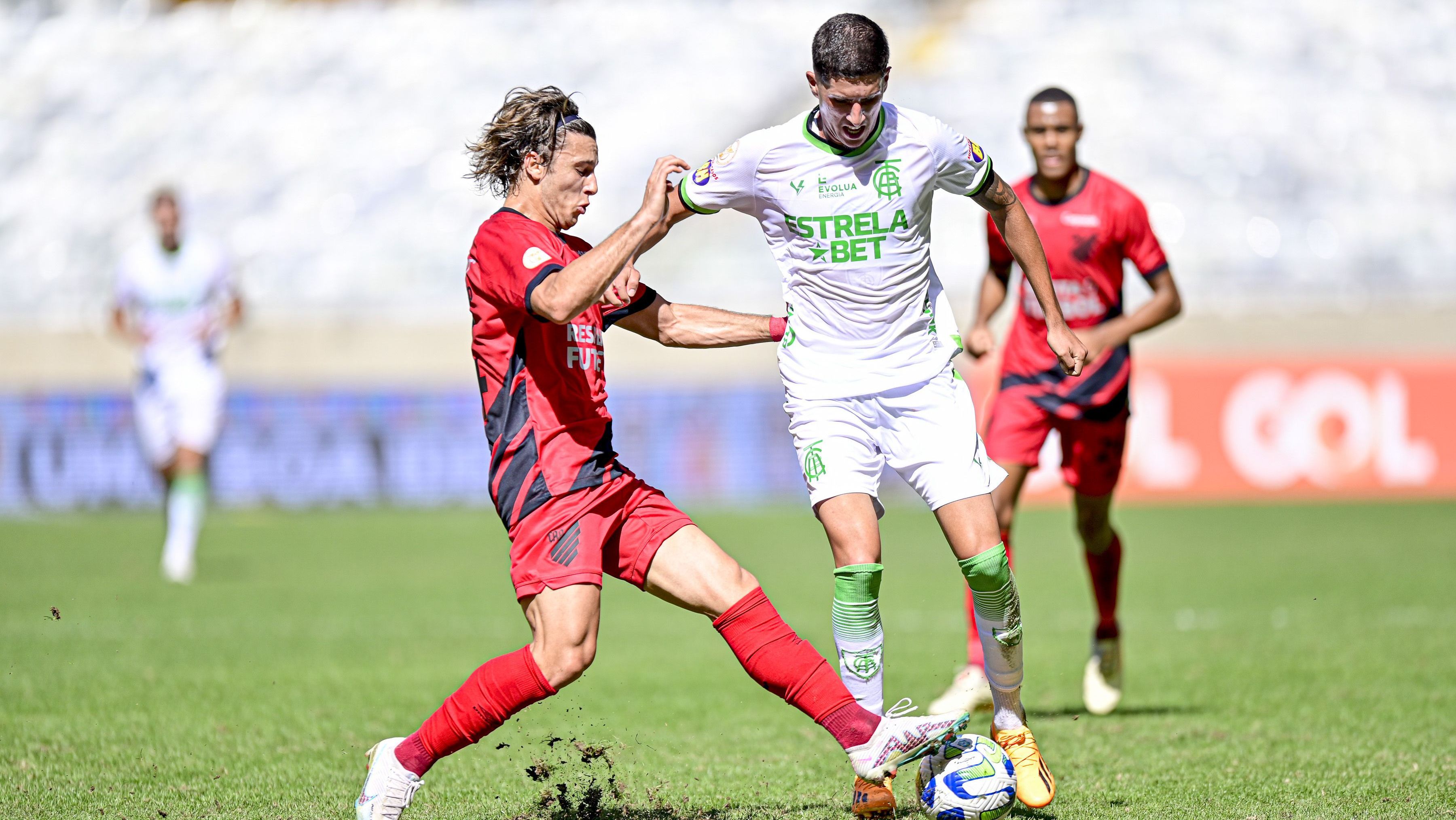 América-MG e Athletico-PR em partida do primeiro turno do Brasileirão