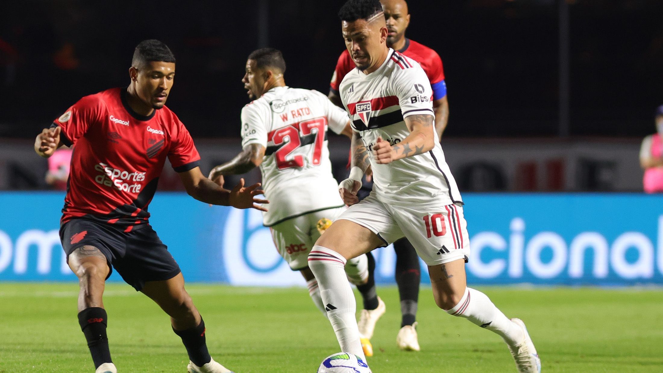 São Paulo e Athletico-PR em partida do primeiro turno do Brasileirão