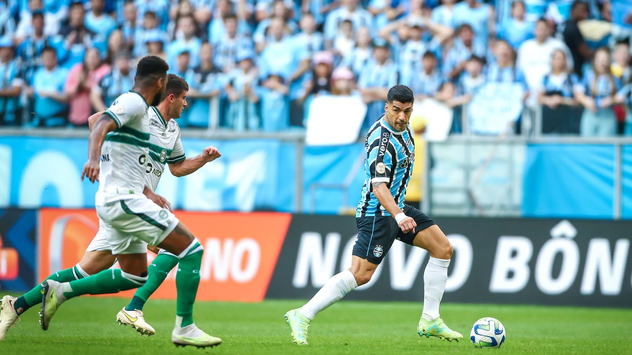 Grêmio e Coritiba em campo pelo primeiro turno do Brasileirão