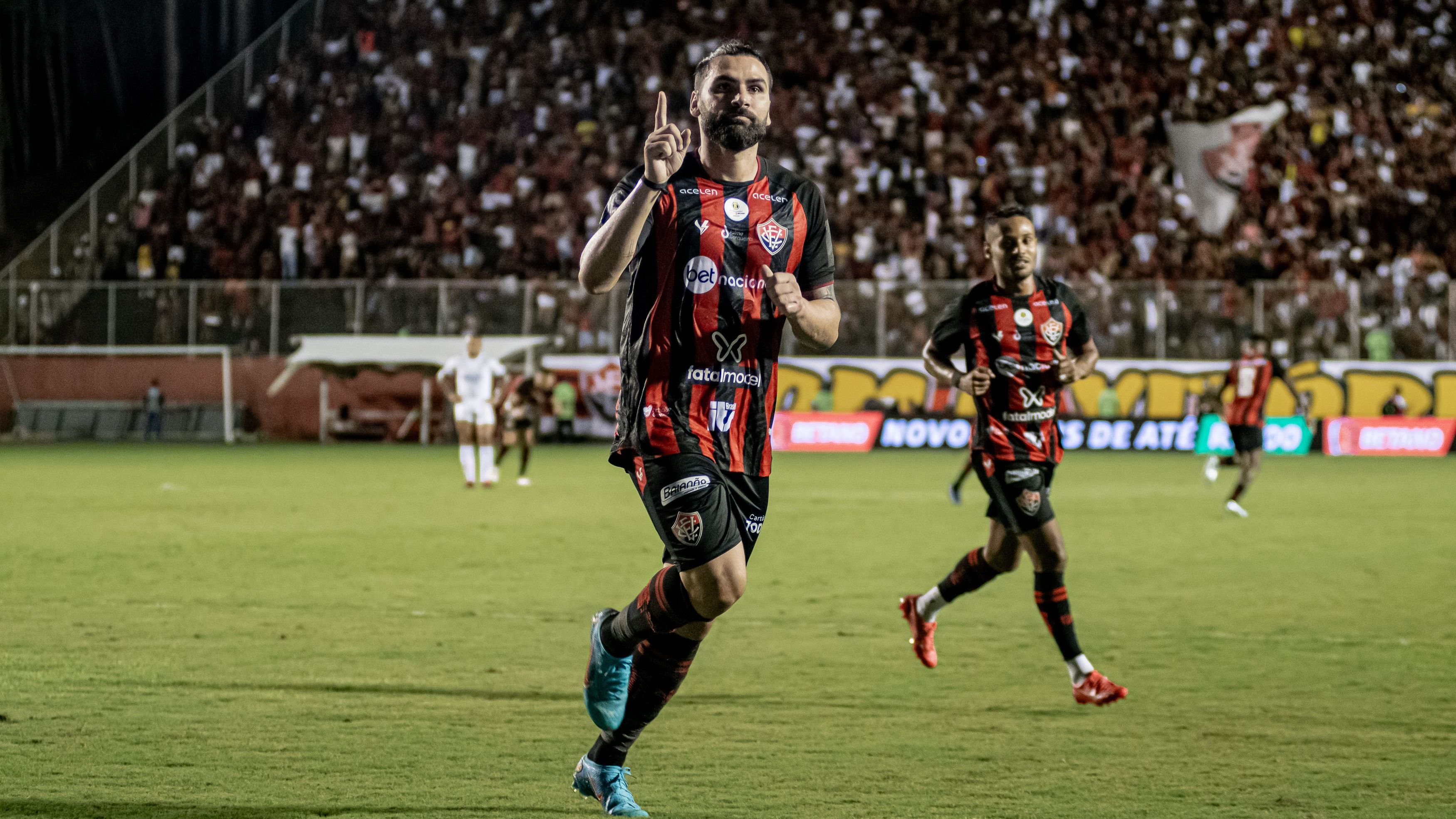 Léo Gamalho é o artilheiro do Vitória, líder da Série B