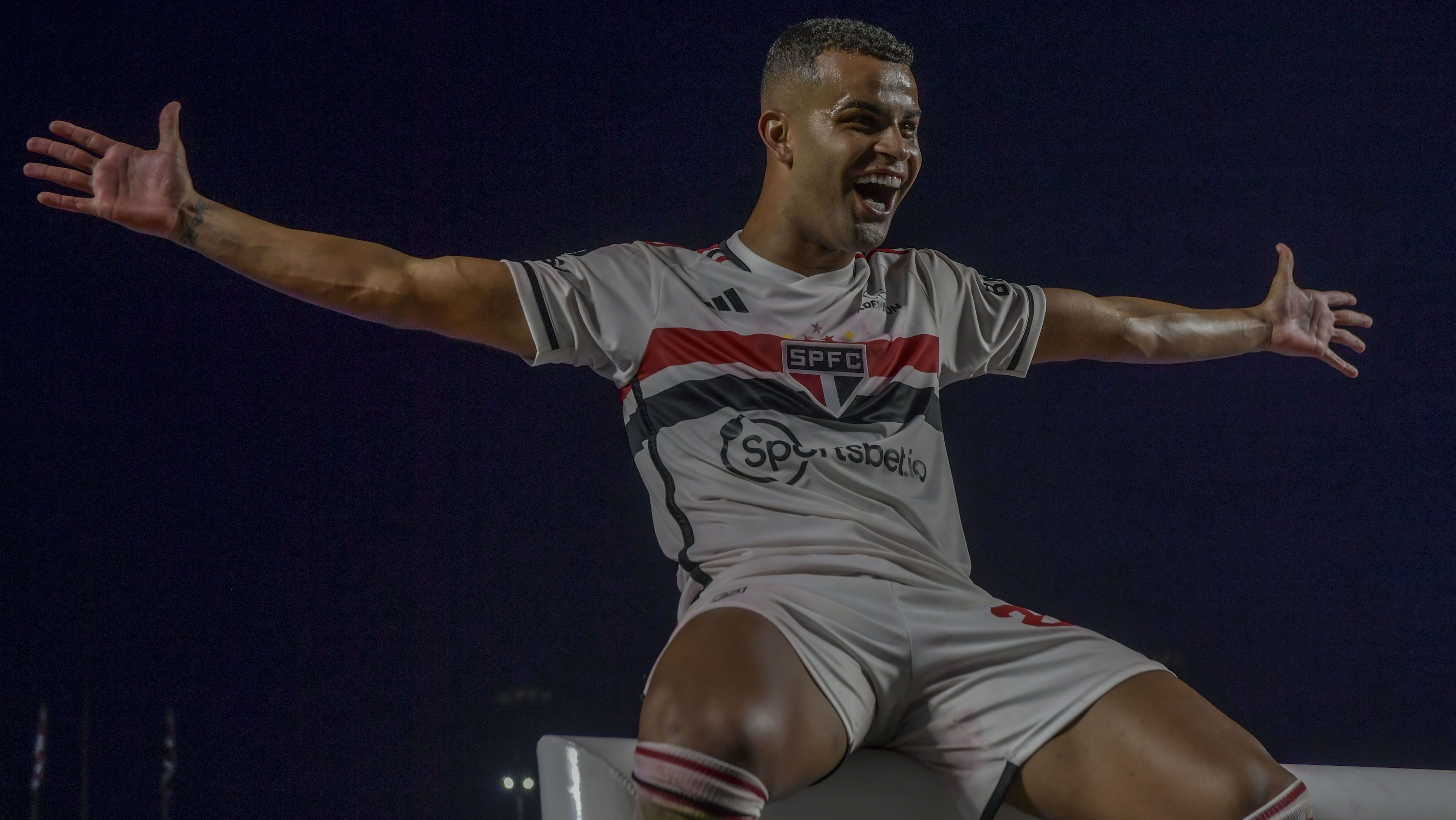 Alisson comemora título da Copa do Brasil nas traves do Morumbi