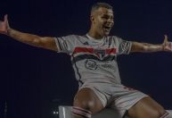 Volante do São Paulo provoca atacante do Corinthians: “Taças, não tapas”