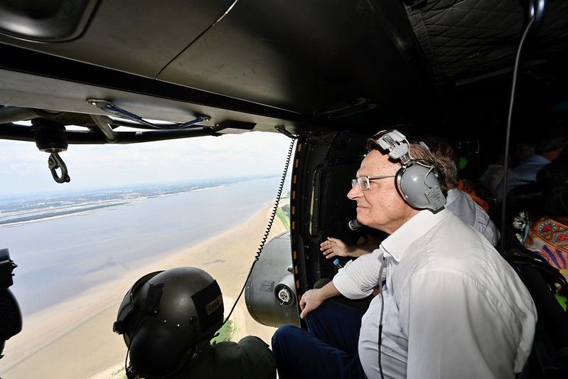 Vice-presidente da República, Geraldo Alckmin, durante sobrevoo e visita à comunidade de Catalão atingida pela estiagem em Manaus.