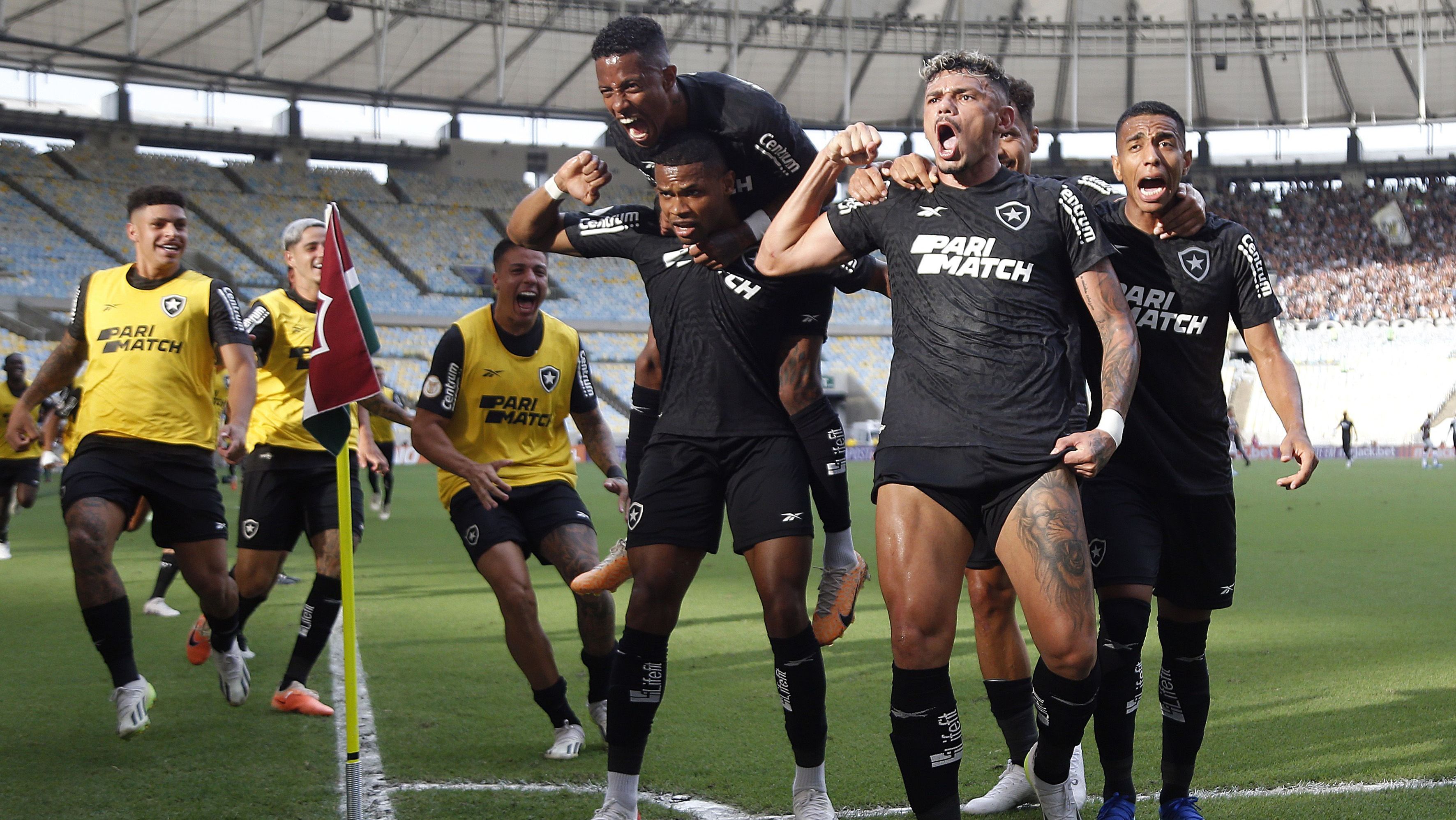 Jogadores do Botafogo comemoram gol contra o Fluminense