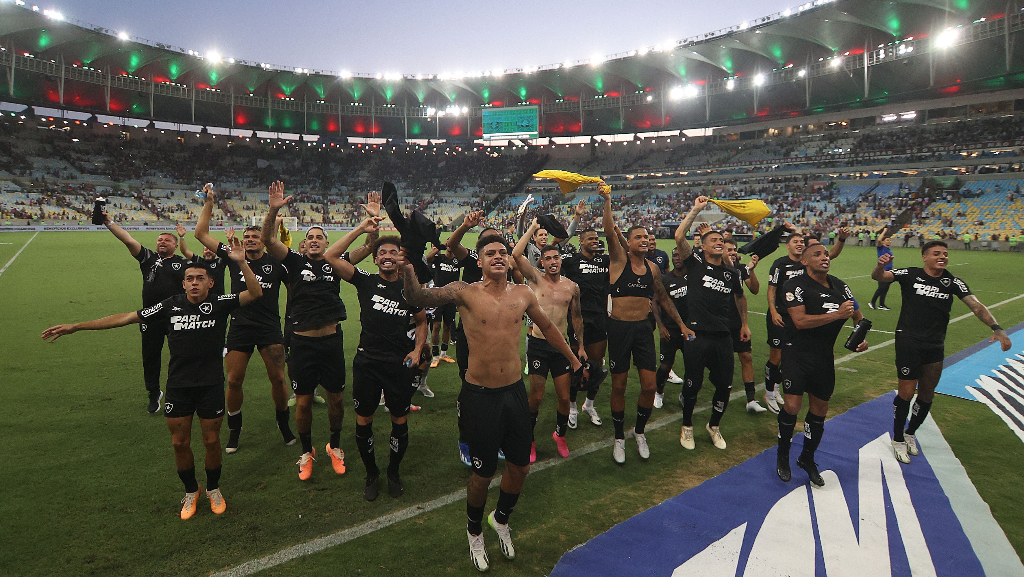 Jogadores do Botafogo comemoram vitória contra o Fluminense