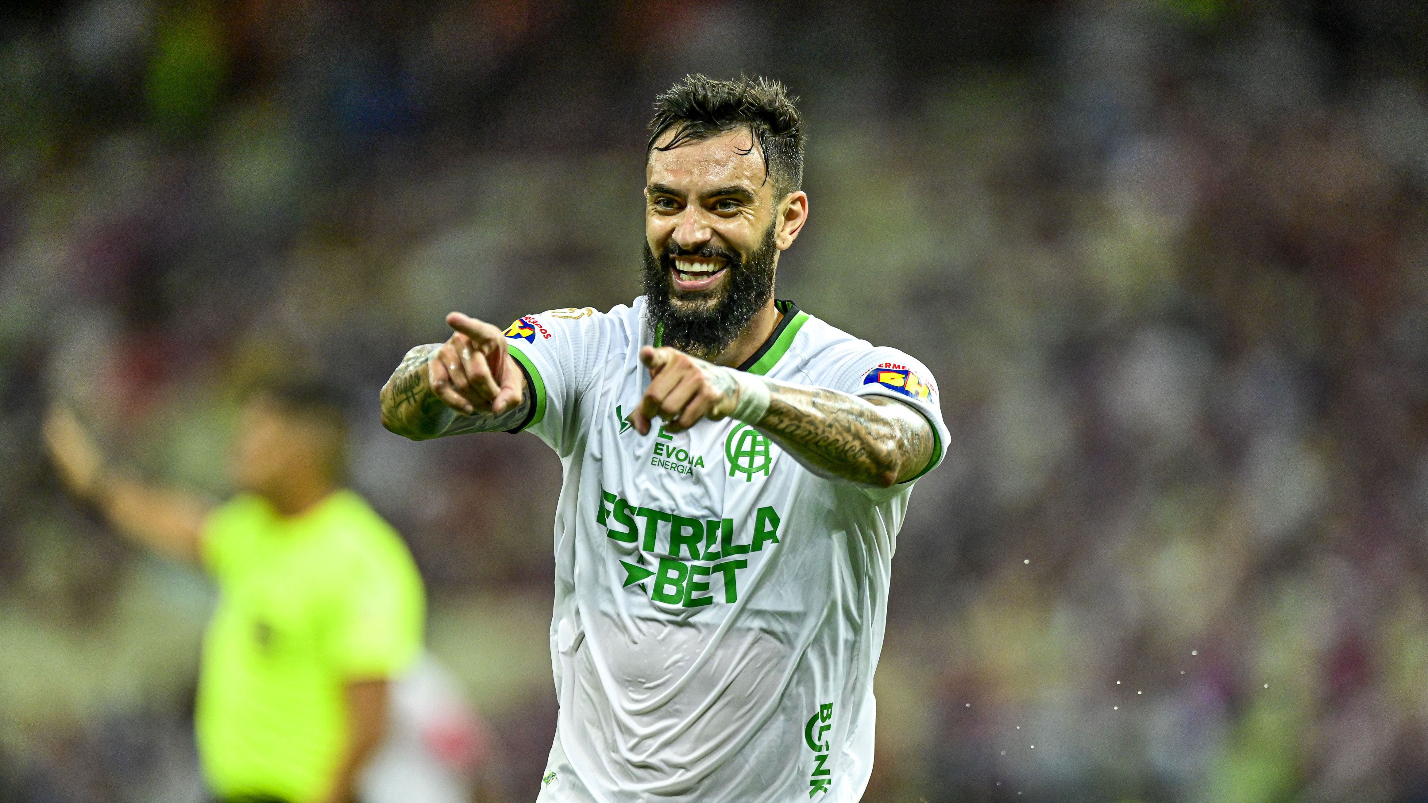 Mastriani comemora gol pelo América-MG em partida do Brasileirão