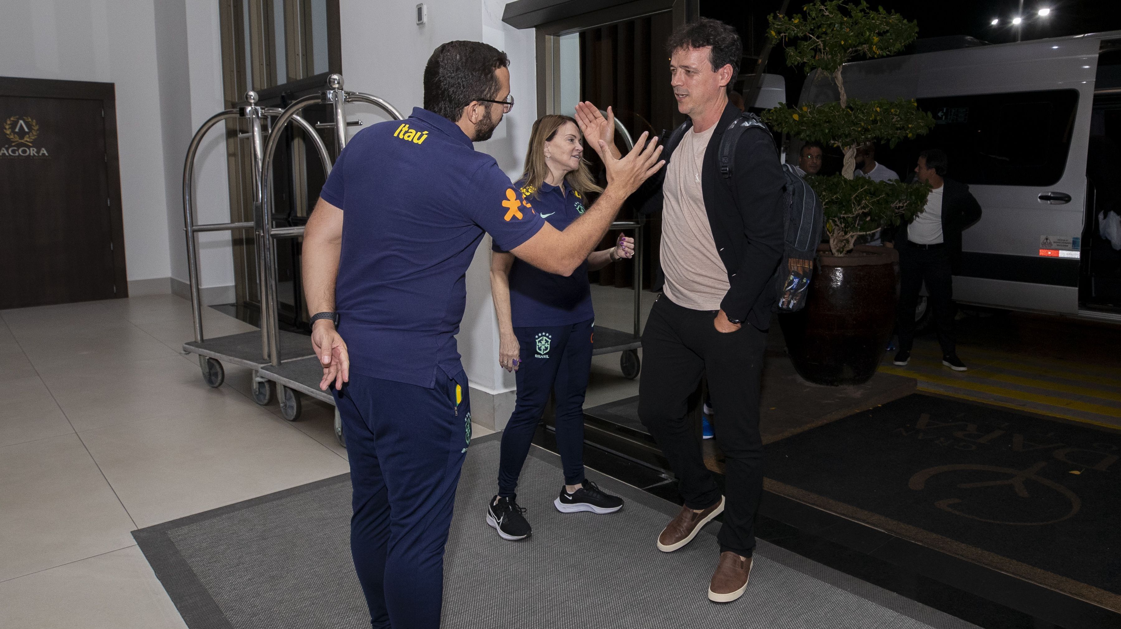Técnico Fernando Diniz chega em Cuiabá para comandar a Seleção Brasileira