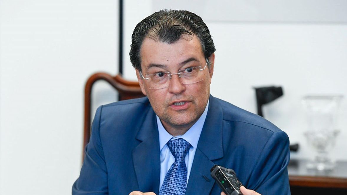 Senador Eduardo Braga concede entrevista coletiva