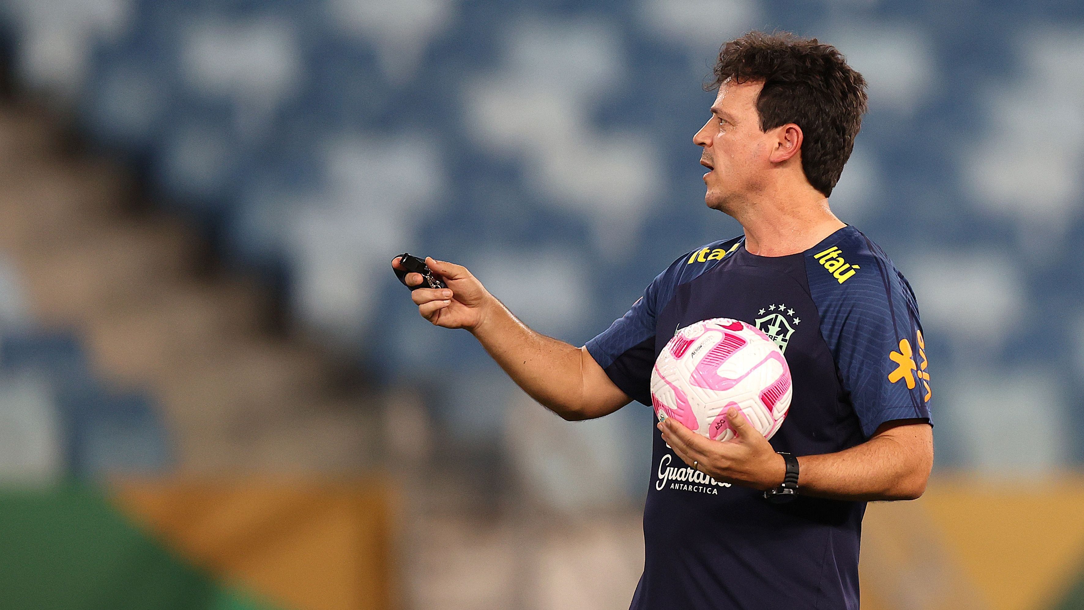 Fernando Diniz no treino Seleção Brasileira em Cuiabá