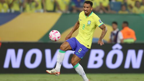 Danilo sentiu lesão muscular no primeiro tempo do jogo contra a Venezuela