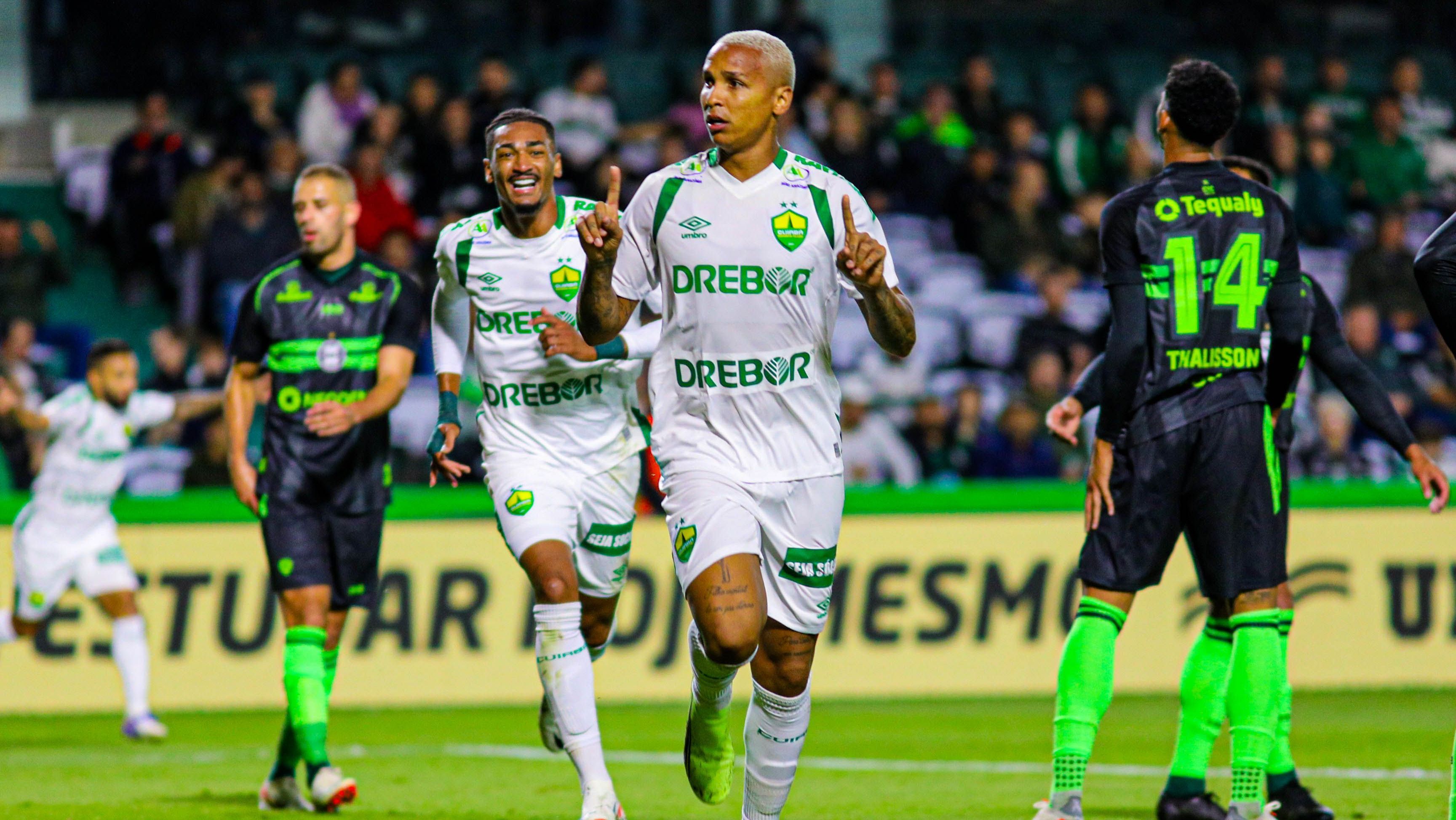 Deyverson marcou um dos gols da vitória do Cuiabá