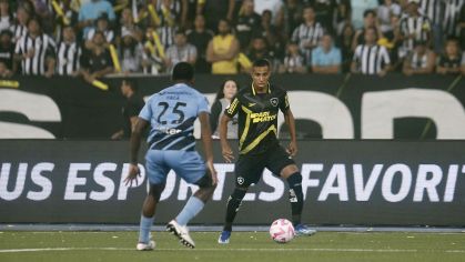 Jogo entre Botafogo x Athletico-PR foi paralisado por queda de luz