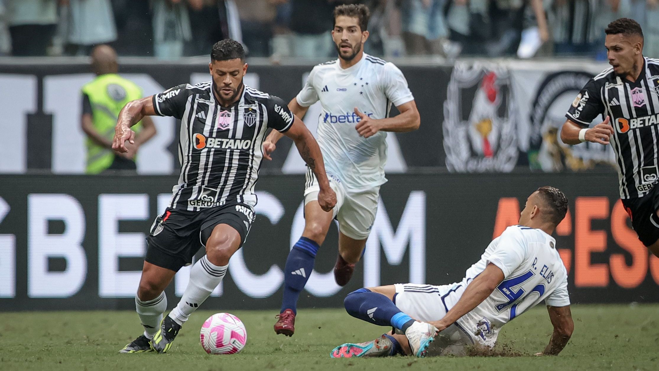 Hulk em ação no clássico contra o Cruzeiro, na Arena MRV
