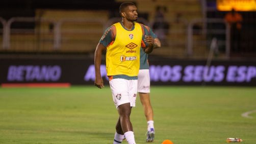 Marlon, do Fluminense, em aquecimento antes da partida contra o Goiás