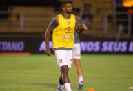 Zagueiro do Fluminense marca, xinga torcida, pede desculpas, mas gol é anulado
