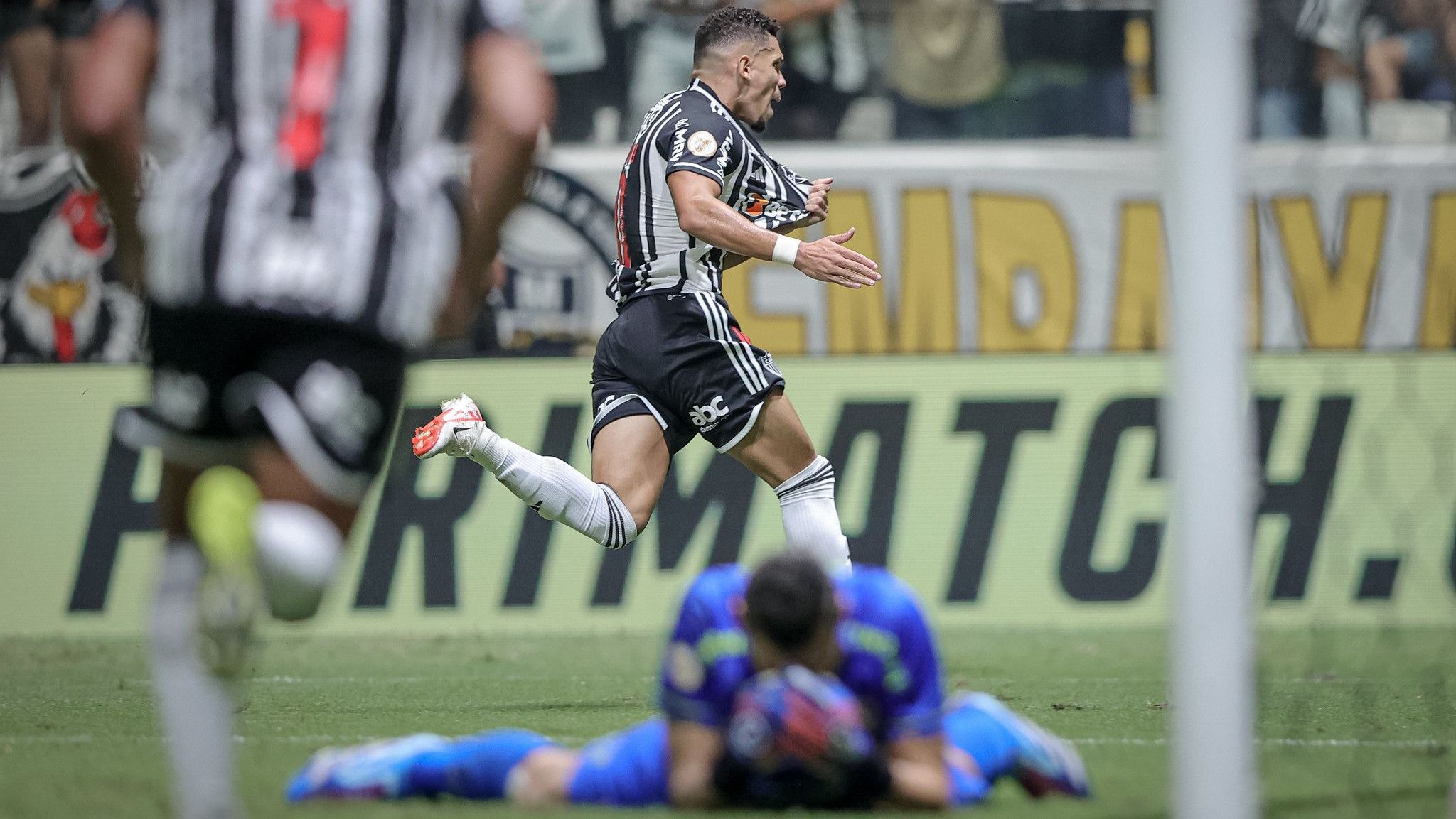 Paulinho comemora gol sobre Fluminense enquanto Fábio lamenta no chão