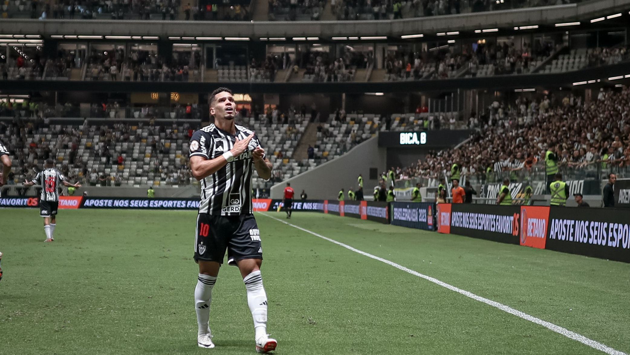 Paulinho comemora gol marcado contra o Fluminense na Arena MRV