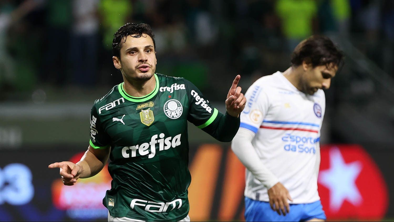 Raphael Veiga comemora gol marcado contra o Bahia
