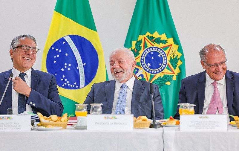 O ministro Alexandre Padilha, o presidente Lula e o vice-presidente Geraldo Alckmin durante reunião com deputados no Planalto
