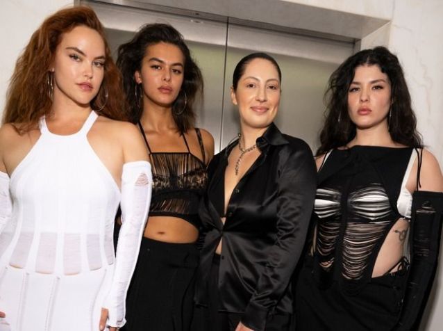 A estilista Karoline Vitto (a terceira da esquerda para a direita) com as modelos de seu show / Jason Lloyd Evans