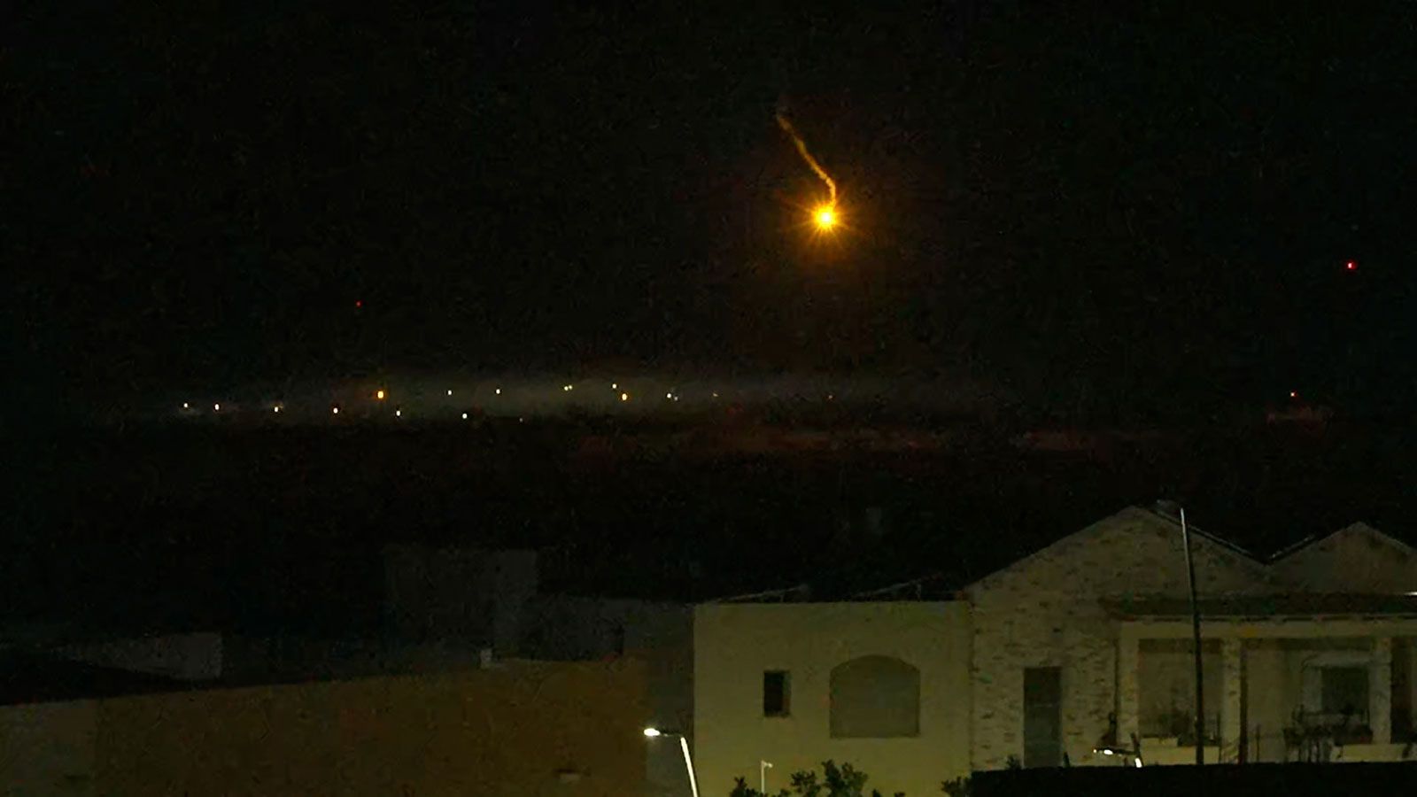 Vários sinalizadores de iluminação foram vistos flutuando ao longe, enquanto projéteis e tiros de metralhadora pesada eram ouvidos na fronteira Israel-Gaza