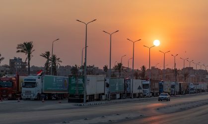 Caminhões de comboio de ajuda carregados com suprimentos são vistos em El-Arish, Egito, esperando a abertura da fronteira Gaza-Egito em 15 de outubro de 2023 no Sinai do Norte, Egito. O comboio de ajuda, organizado por um grupo de ONG egípcias, partiu hoje do Cairo para a passagem da fronteira Gaza-Egito em Rafah. No dia 7 de Outubro, o grupo militante palestiniano Hamas lançou um ataque surpresa às comunidades fronteiriças no sul de Israel, estimulando o recrudescimento mais violento do conflito Israel-Palestina em décadas. Israel lançou uma vasta campanha de bombardeamentos em retaliação e alertou sobre uma iminente invasão terrestre.