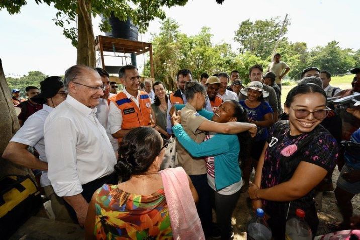 Alckmin e comitiva de ministros durante visita à comunidade de Catalão, município de Iranduba (AM) / 04/10/2023 - Divulgação/Cadu Gomes/VPR