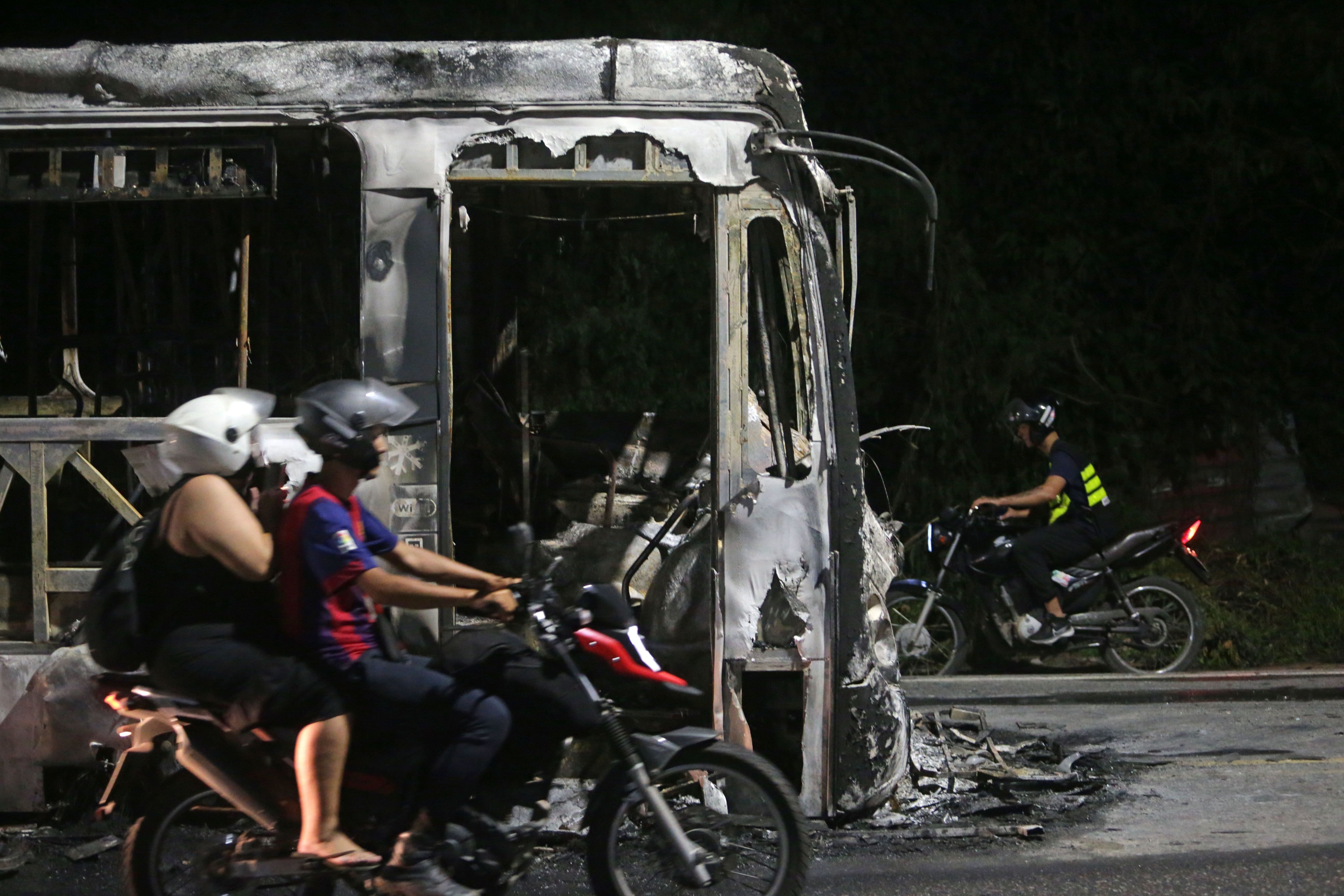 Morte de miliciano leva a maior ataque a ônibus da história do Rio