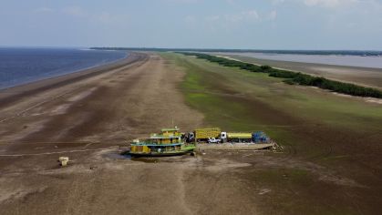 Rebocador e balsa ficam encalhados no Rio Negro por causa da seca no Amazonas