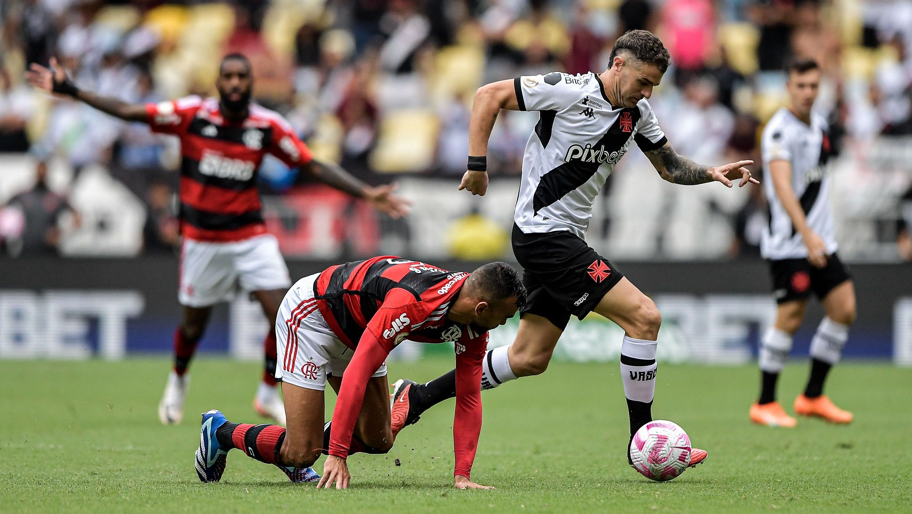 Fabrício Bruno, do Flamengo, e Pablo Vegetti, do Vasco, disputam bola no Maracanã