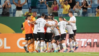 Jogadores do Corinthians se abraçam e comemoram o gol de Romero na Arena Pantanal