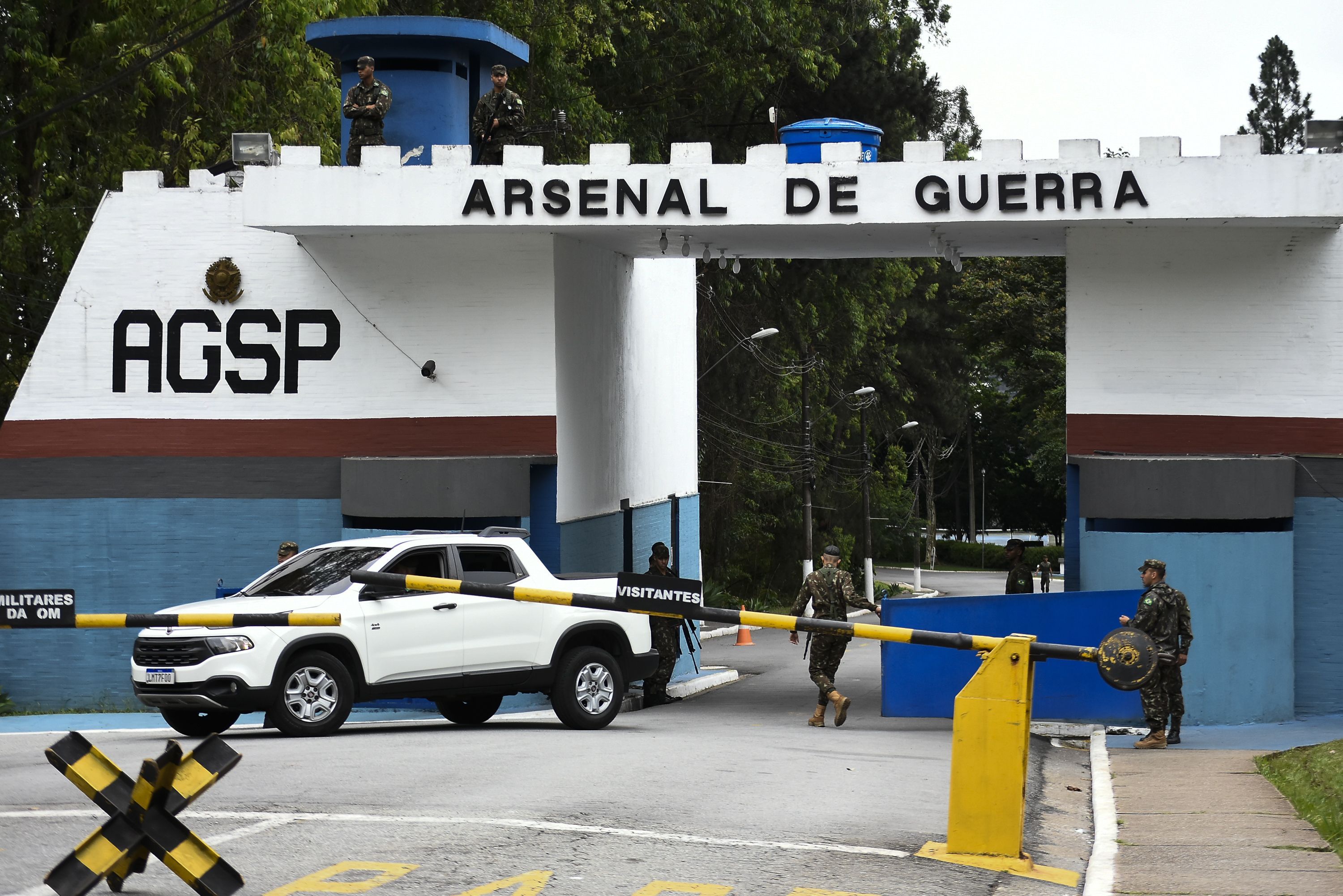 Familiares de militares aquartelados chegam ao Arsenal de Guerra em Barueri