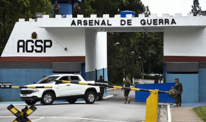 Familiares de militares aquartelados chegam ao Arsenal de Guerra em Barueri
