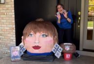 Americana leva 10 horas para decorar abóbora de 180 quilos como Taylor Swift