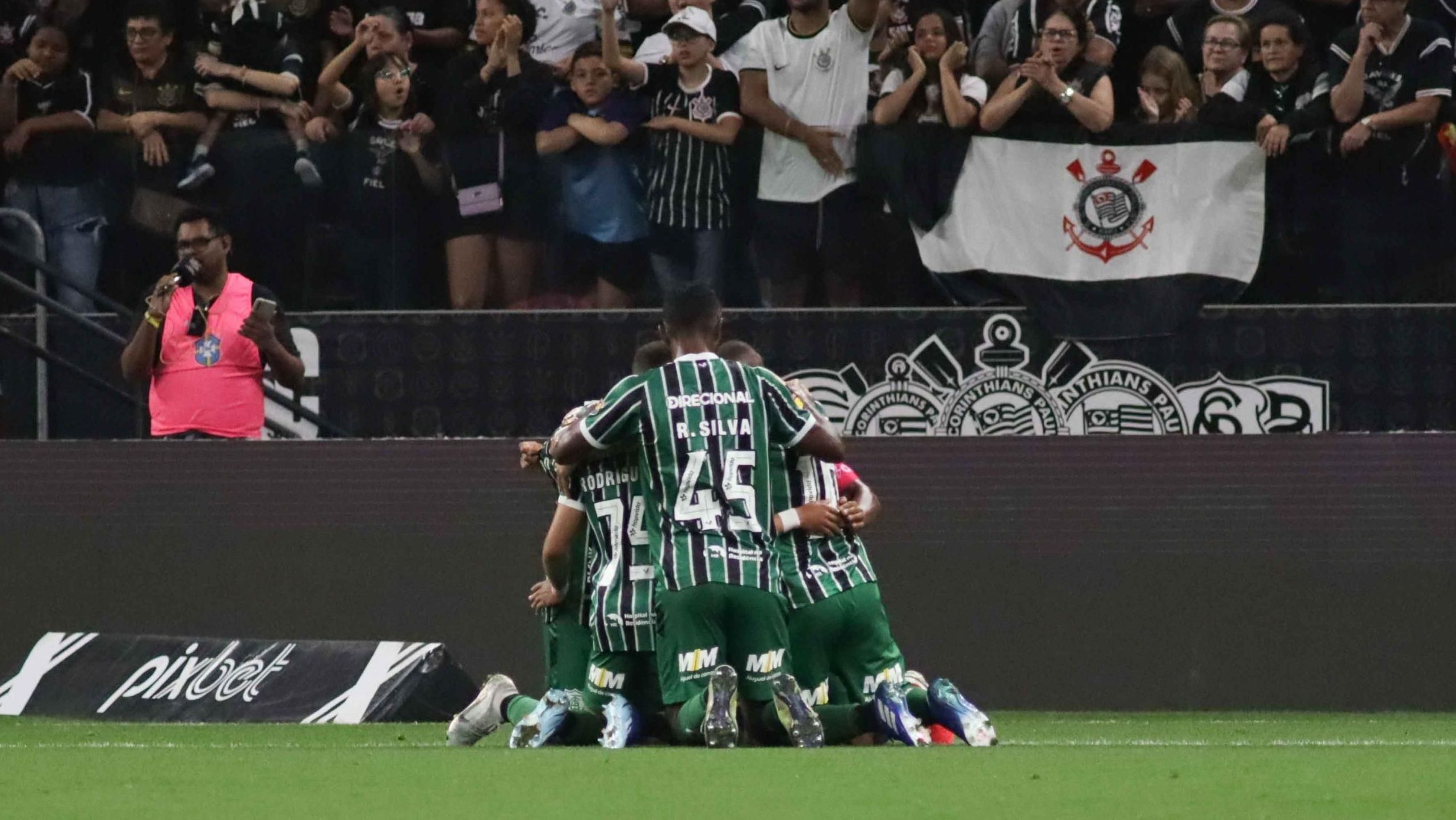 Jogadores do América-MG comemoram o gol da vitória sobre o Corinthians