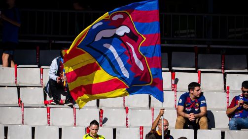 Torcedores levam bandeiras com símbolo dos Rolling Stones nas cores do Barcelona