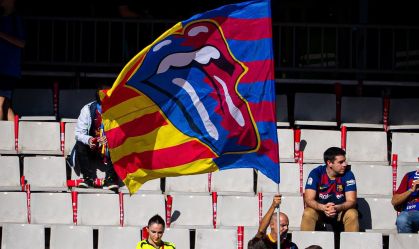 Torcedores levam bandeiras com símbolo dos Rolling Stones nas cores do Barcelona