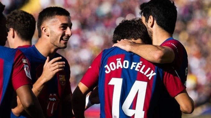 Jogadores do Barcelona comemoram gol contra o Real Madrid