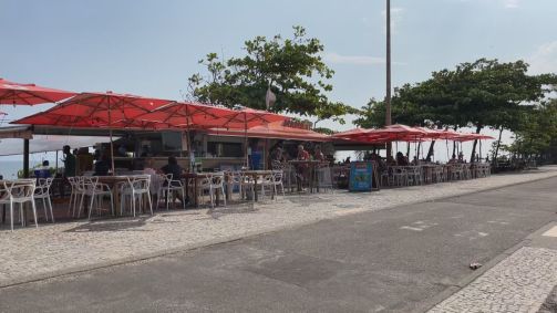 Um dia depois do ataque contra o grupo de médicos, quiosque onde o crime aconteceu, na Barra da Tijuca, já funcionava normalmente