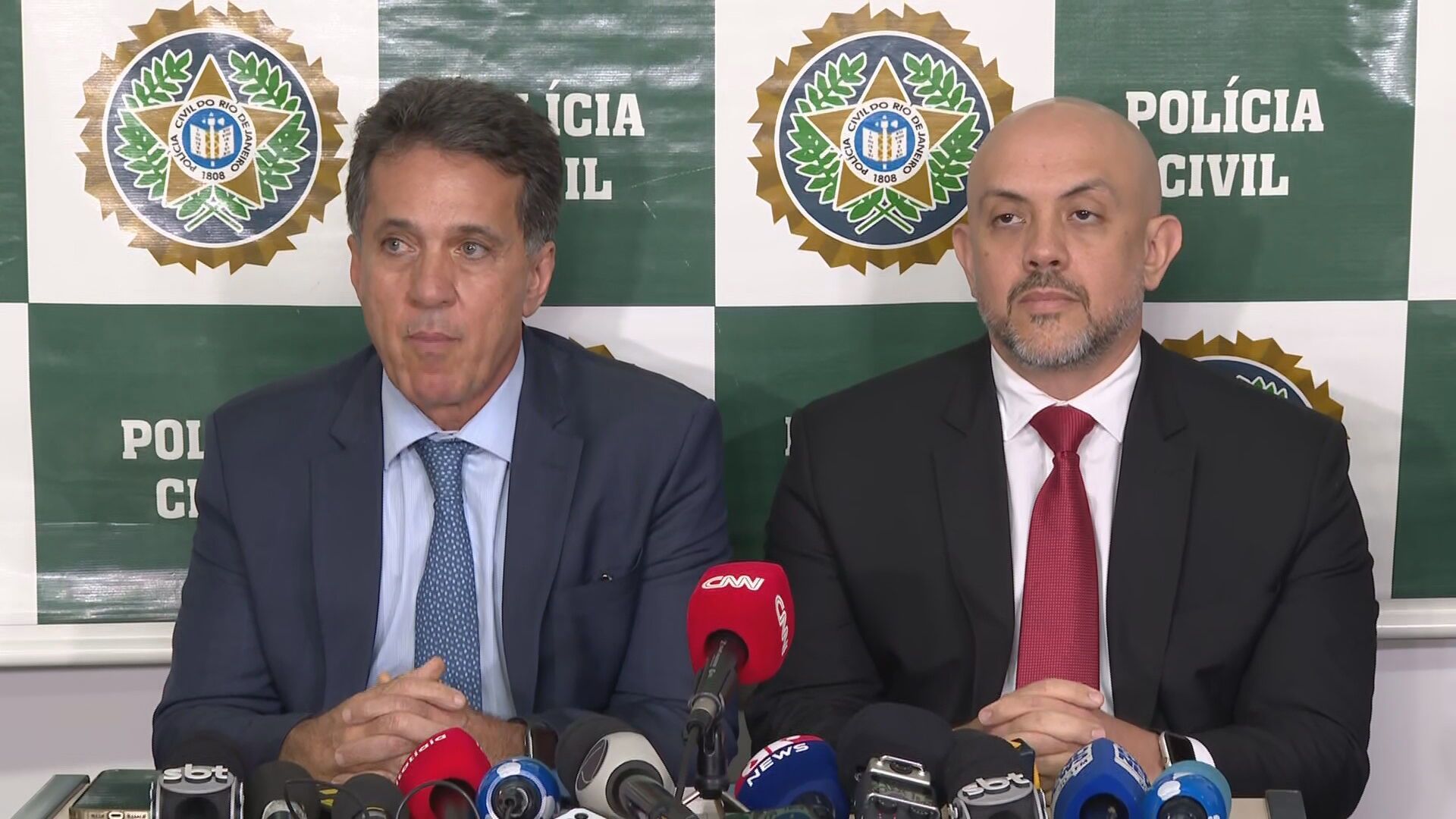 Secretário de Estado de Polícia Civil, delegado José Renato Torres (esq.), e delegado João Paulo Garrido (dir.), da Superintendência da Polícia Federal no Rio de Janeiro, falaram sobre assassinato de três médicos a tiros em quiosque na Barra da Tijuca.
