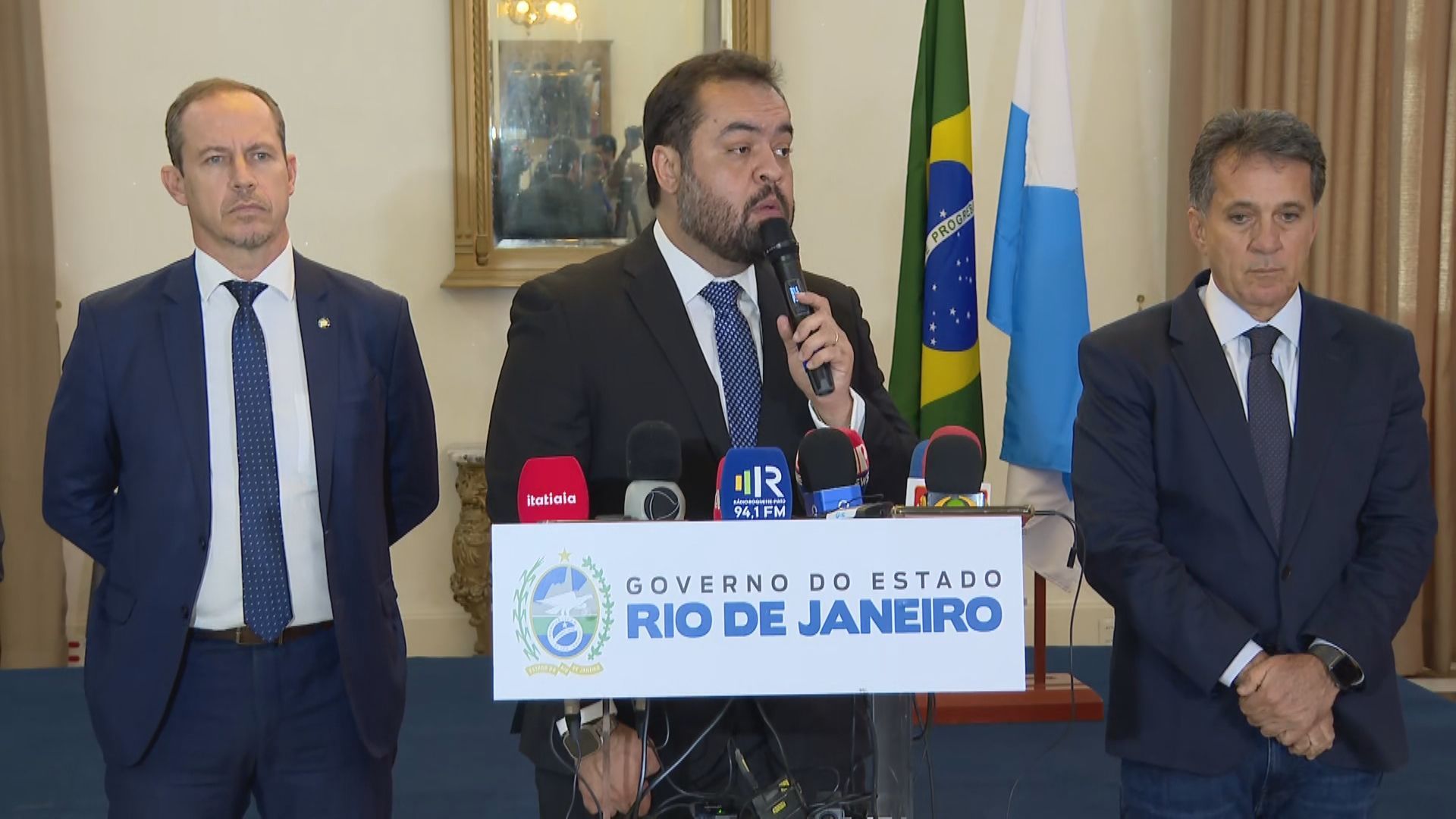 Governador do Rio de Janeiro, Cláudio Castro (PL), concede entrevista coletiva ao lado do secretário-executivo do Ministério da Justiça, Ricardo Cappelli (à esquerda)
