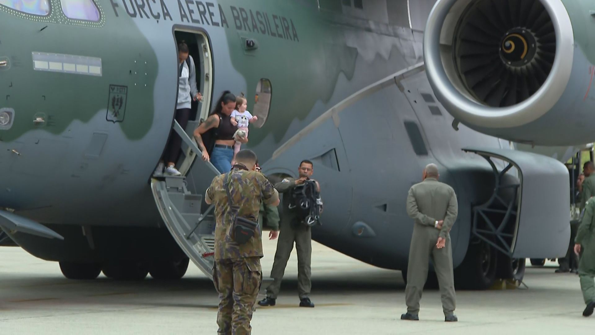Terceiro voo com brasileiros repatriados da área de conflito entre Israel e Hamas chega ao Brasil.