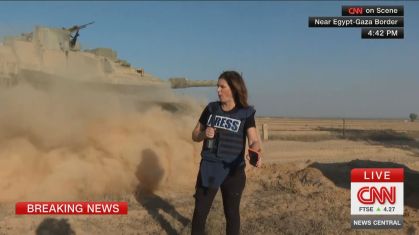 Âncora da CNN na fronteira de Gaza mostra tanques israelenses se posicionando, em 13 de outubro de 2023