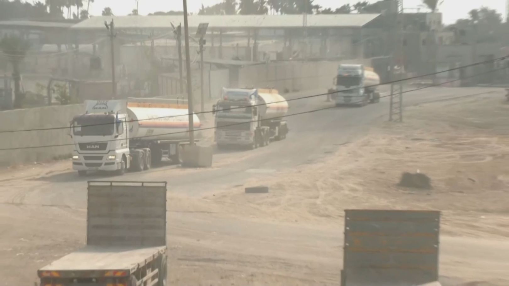 Novo comboio de 17 caminhões cruza passagem de Rafah para levar ajuda humanitária à Faixa de Gaza nesta domingo (22)