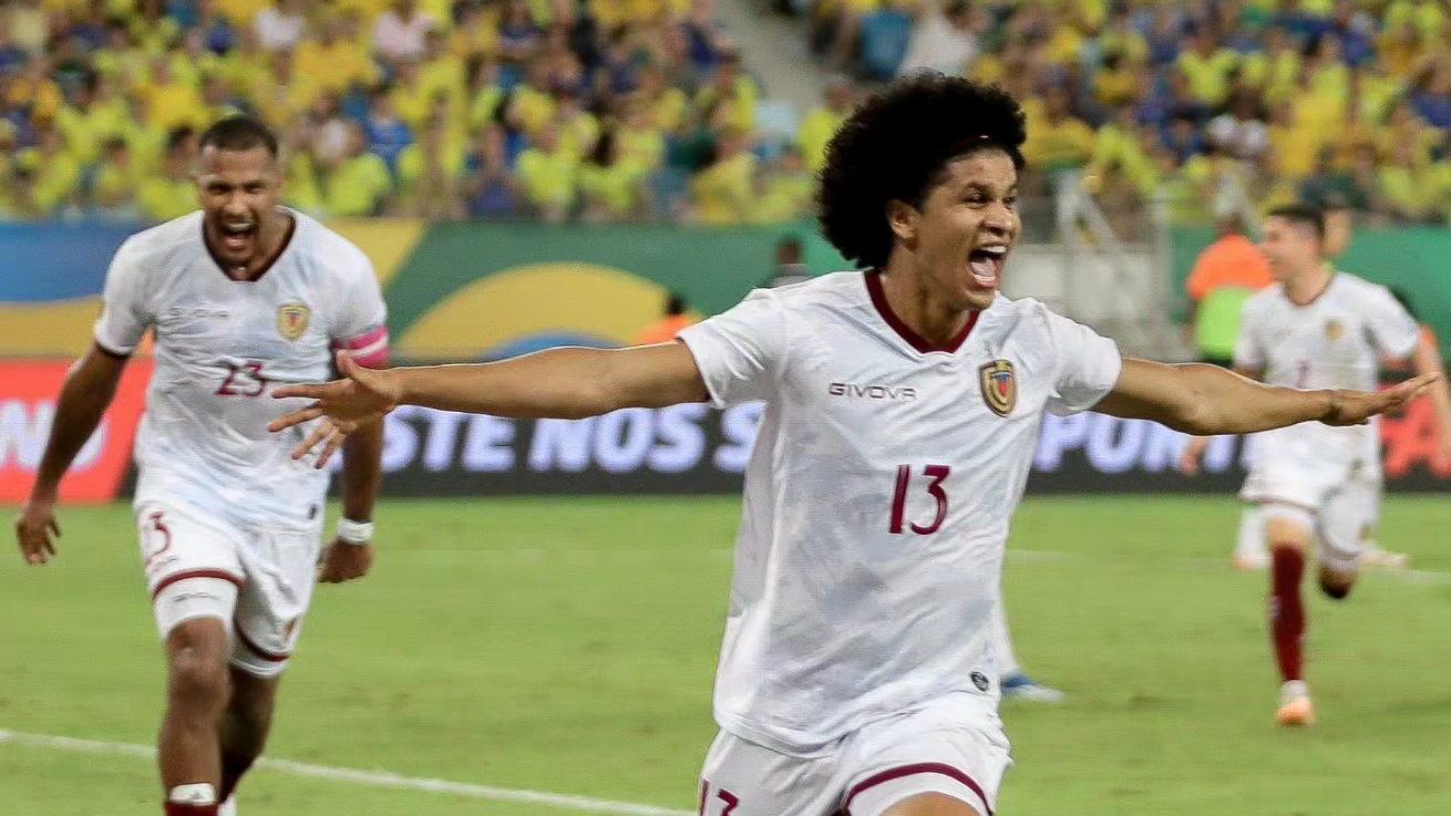 Bello comemora o gol de empate contra o Brasil na Arena Pantanal